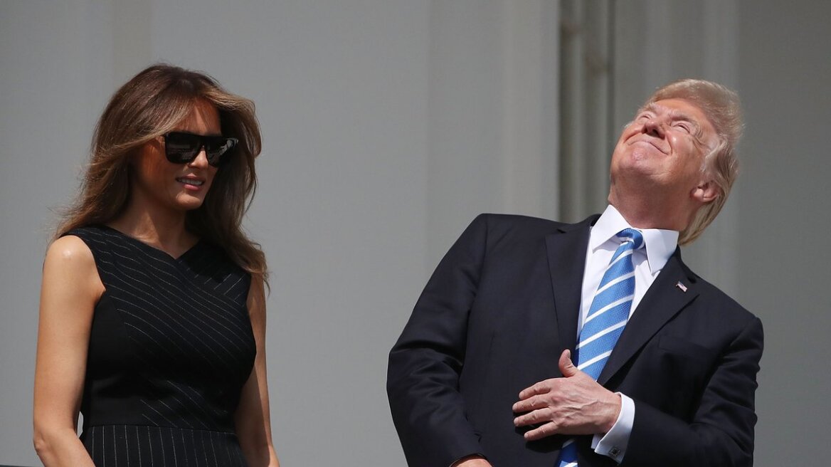 Ασύλληπτος Τραμπ: Βγήκε να δει την έκλειψη ηλίου... με γυμνό μάτι!